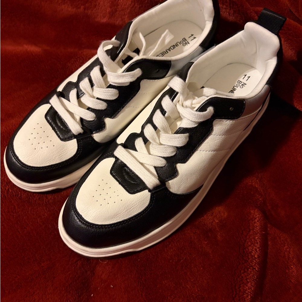 No Boundaries Black and White Athletic Low-Top Sneakers